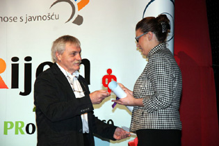 Prvoslav S. Plavsic urucuje nagradu Sanji Milosavljevic